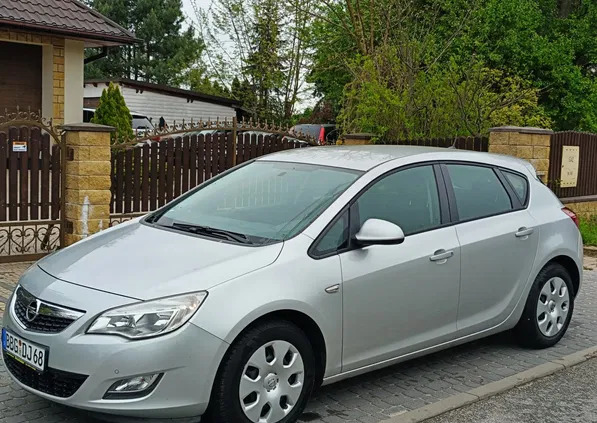 opel Opel Astra cena 28500 przebieg: 133000, rok produkcji 2010 z Połaniec